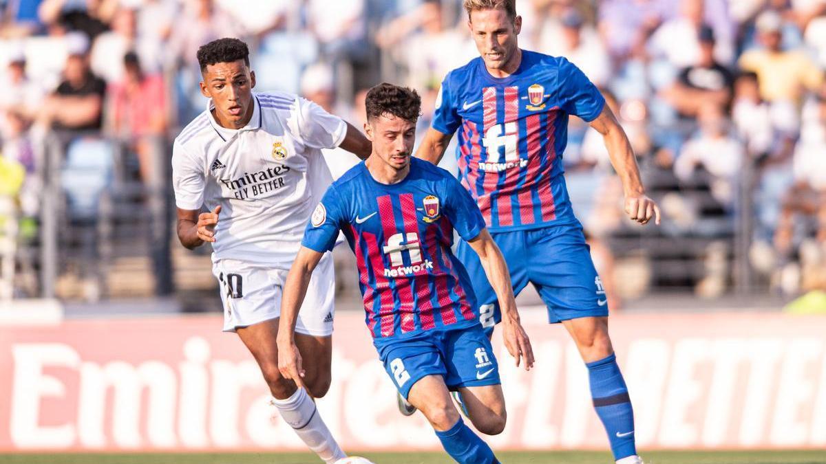 Toni Abad corre con el balón controlado durante el partido de ida disputado en el Di Stéfano frente al Castilla.