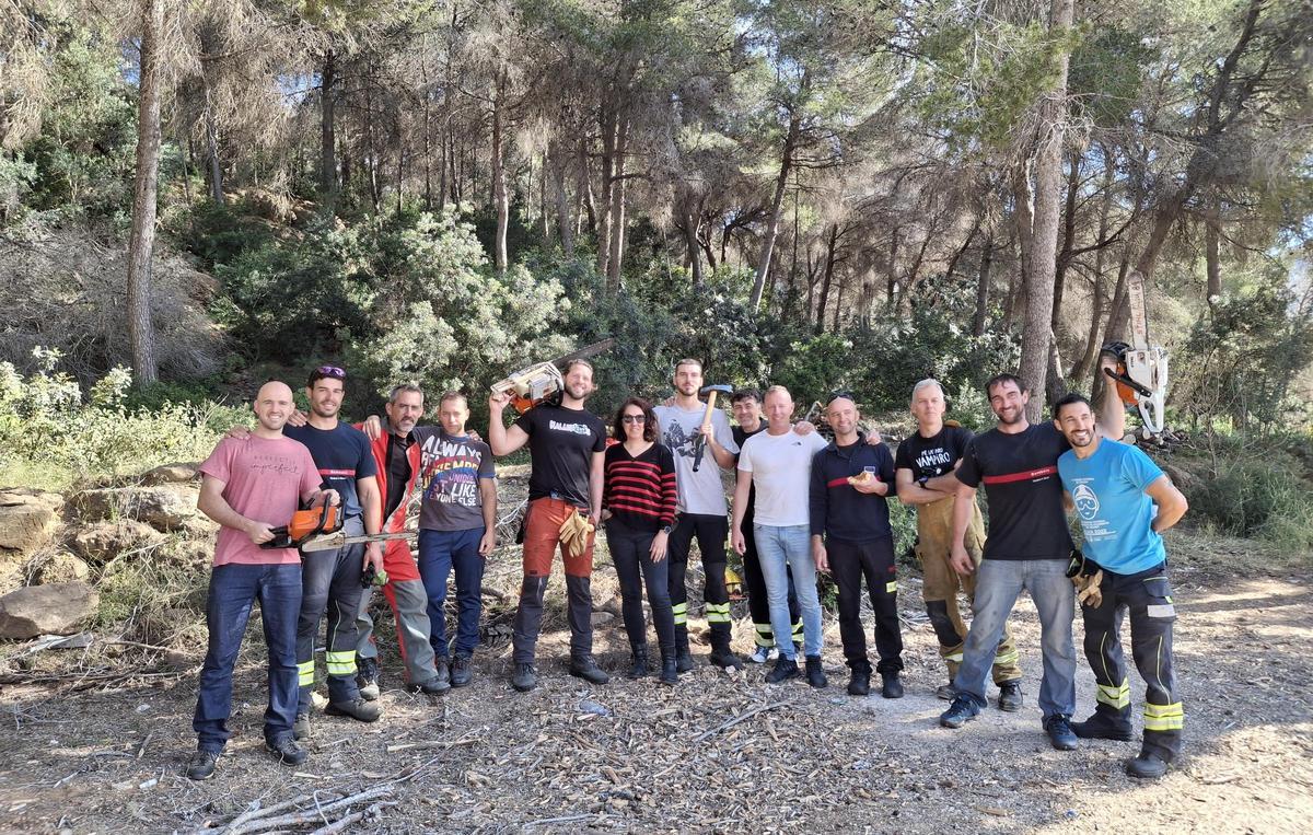 Los profesionales de la asociación altruista Bombers Marina Alta junto a la primera teniente de alcalde de Jesús Pobre
