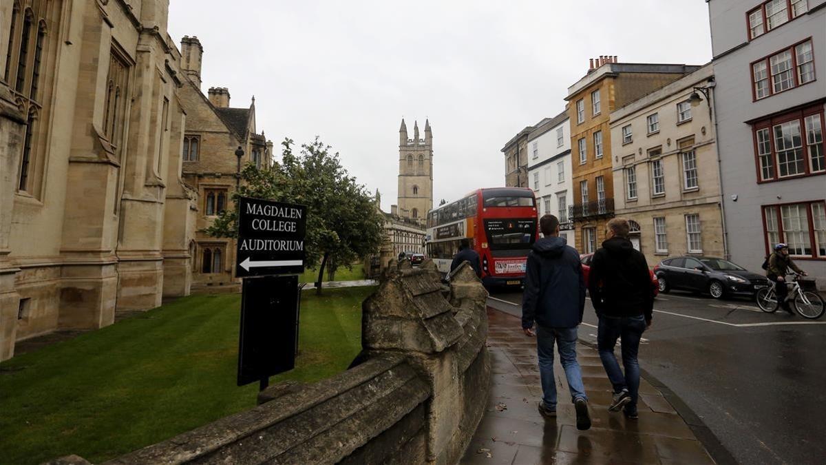 Paseantes en los alrededores de la Universidad de Oxford, donde suceden varios episodios de la novela.