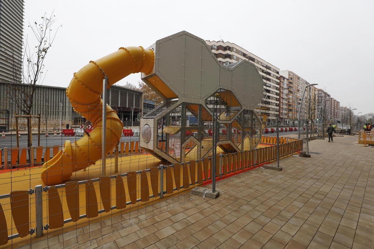 La nueva zona de juegos infantiles instalada en la avenida de Navarra de Zaragoza.