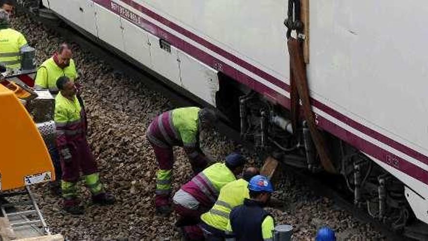 Técnicos trabajan en la zona del siniestro.