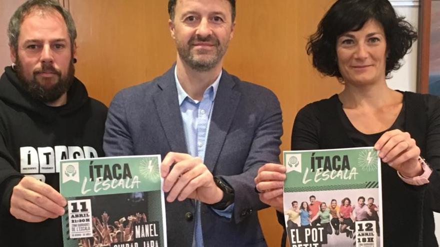 Fran Arnau, director de l&#039;ÍTACA, l&#039;alcalde i la segona tinent d&#039;alcalde de l&#039;Escala.