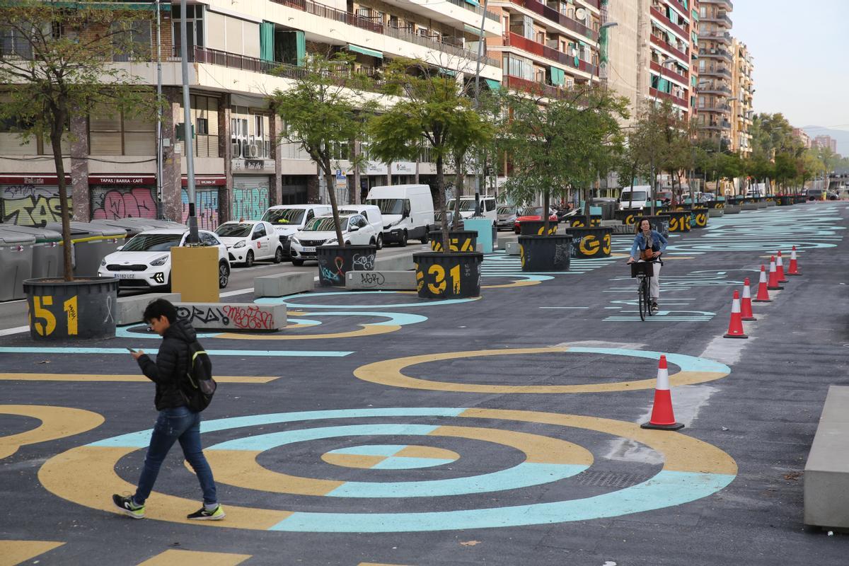 El urbanismo táctico ya llena de colores y senefas el tramo de Gran Via que va de Glòries a la Rambla del Poblenou.