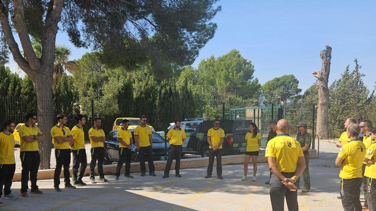 Varios bomberos y agentes medioambientales que partieron hacia Madrid.