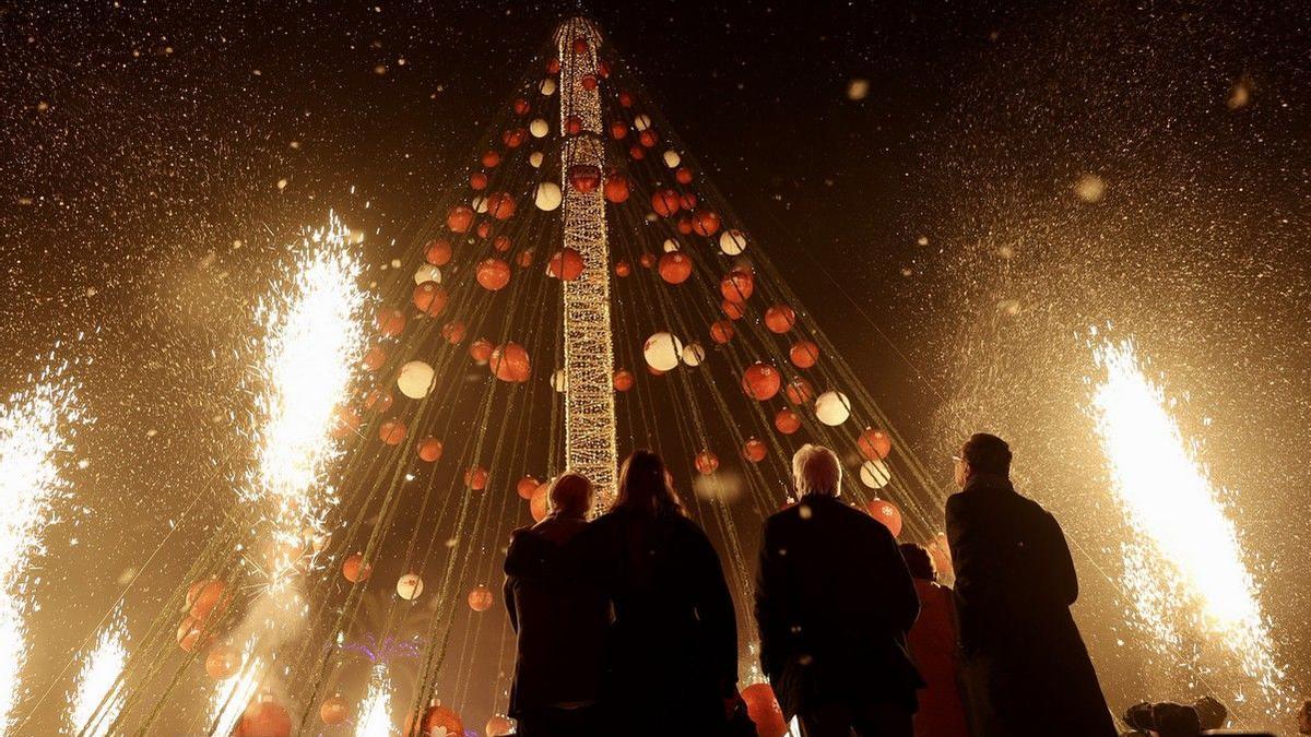 Encendido de luces del Gran Árbol de Navidad de Murcia con Richard Gere.