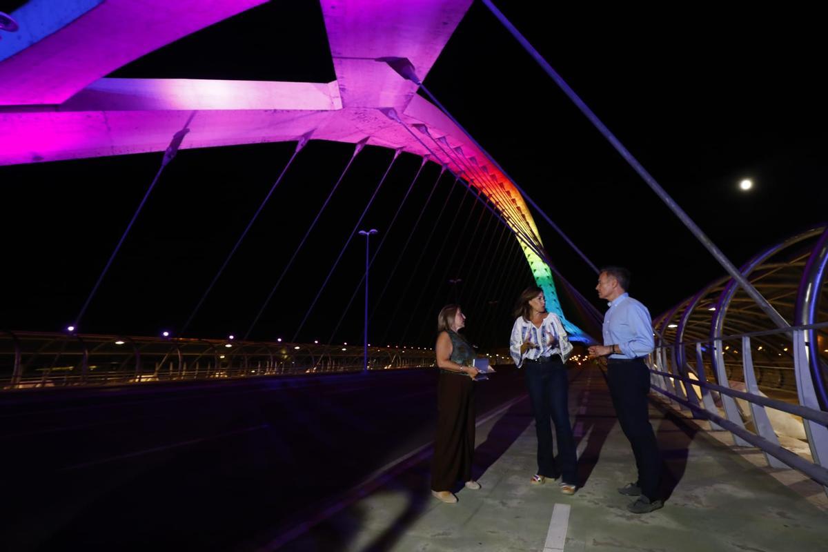 En imágenes | El puente del Tercer Milenio estrena iluminación