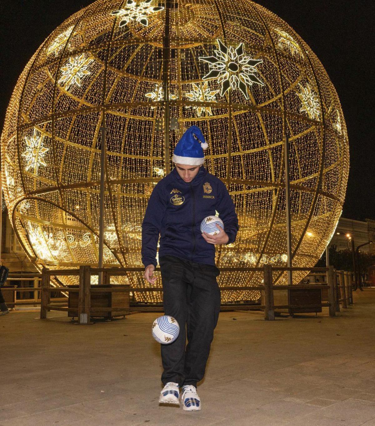 El canario da unos toques de balón. |  Casteleiro
