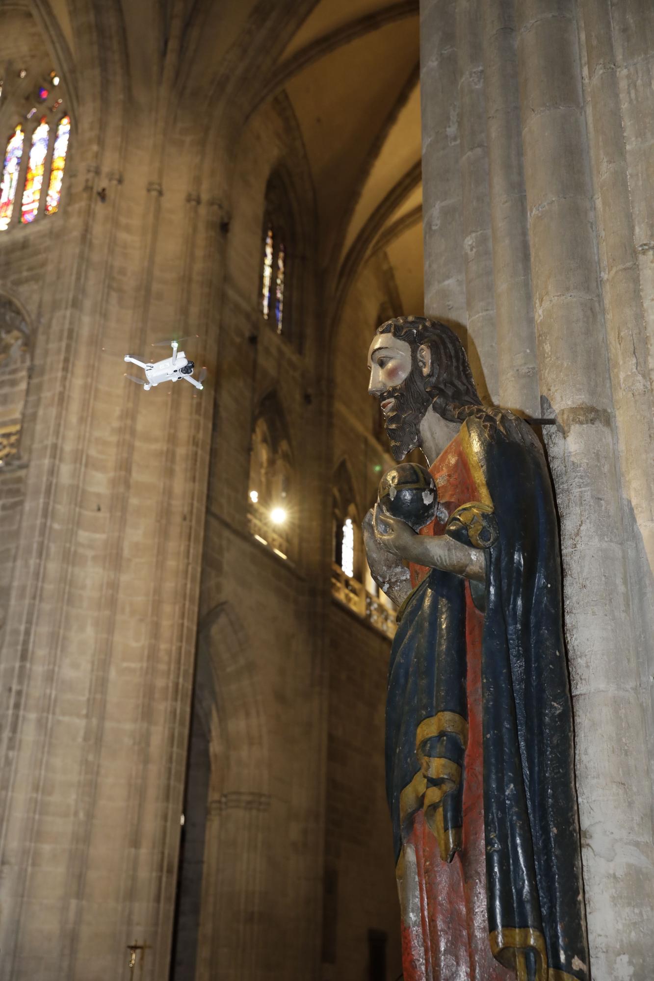 Drones volando en la Catedral de Oviedo: Iñaki Terán graba vídeos inéditos en el templo