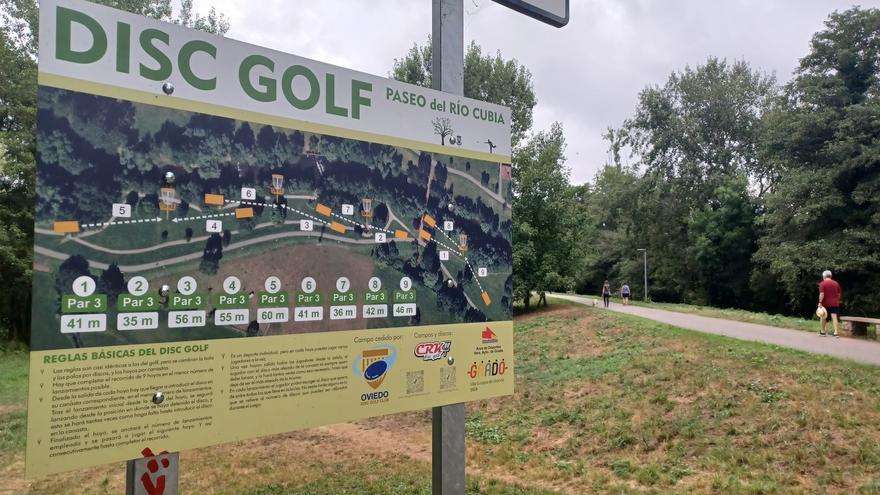 Lanza, avanza y encesta: así es el circuito de disc golf en el Paseo del Río Cubia de Grado