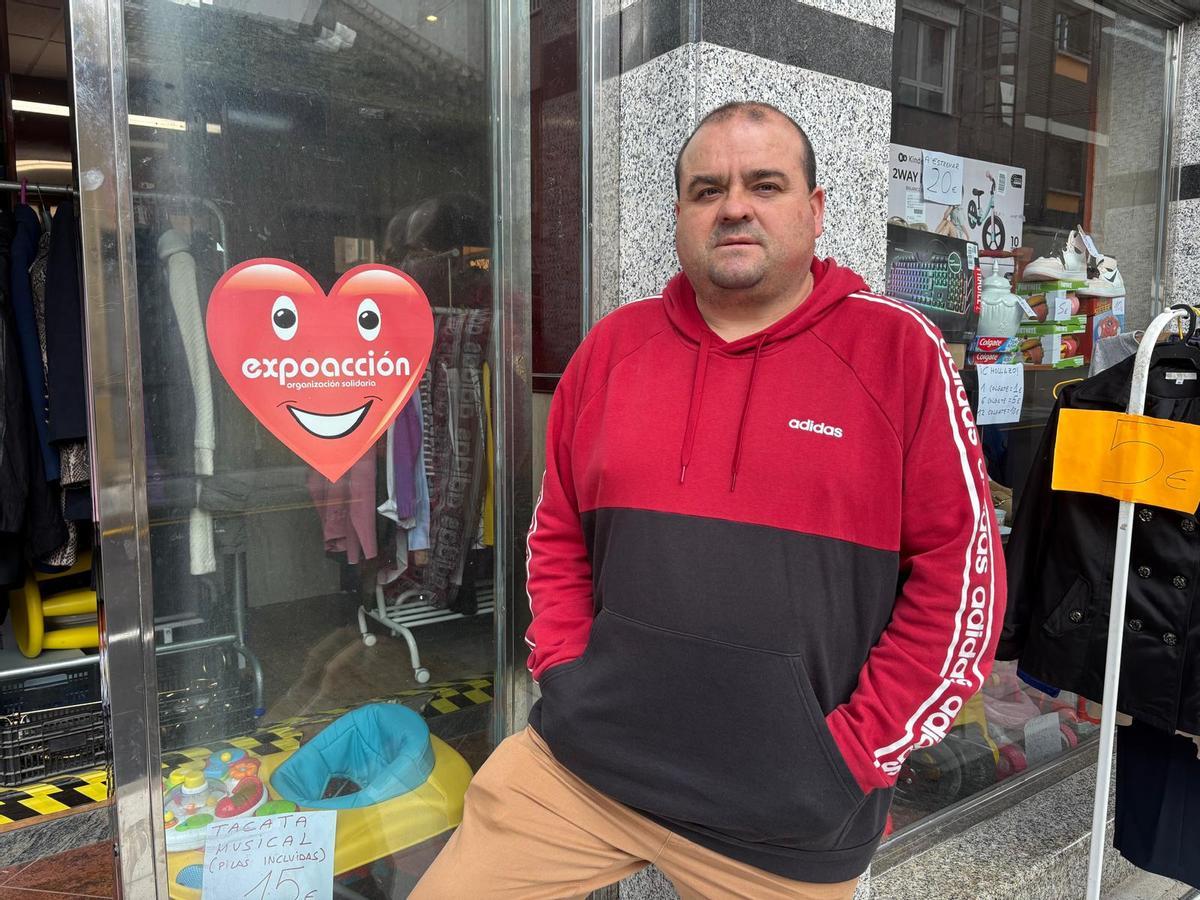 David Santos, coordinador de Expoacción en Mieres, en la tienda de la ONG