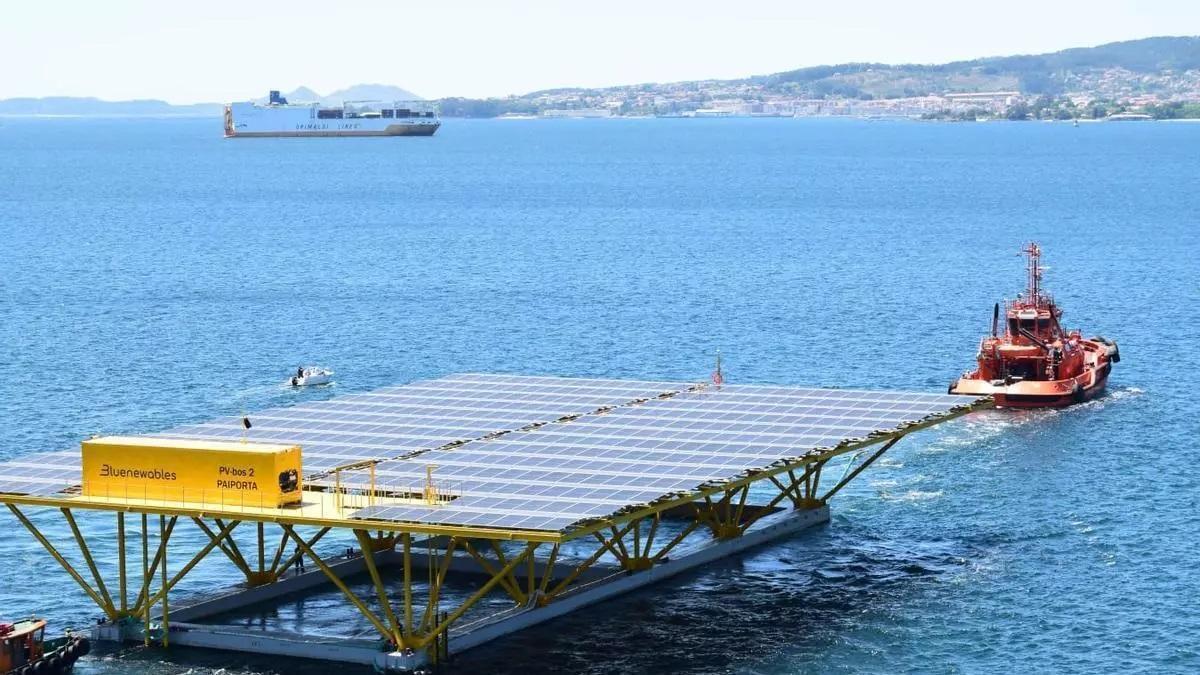 Inicio del traslado de la plataforma solar Paiporta desde Vigo a València.