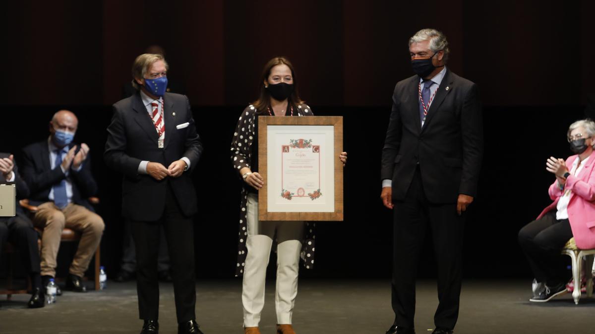 Entrega de honores y distinciones de Gijón en el teatro Jovellanos