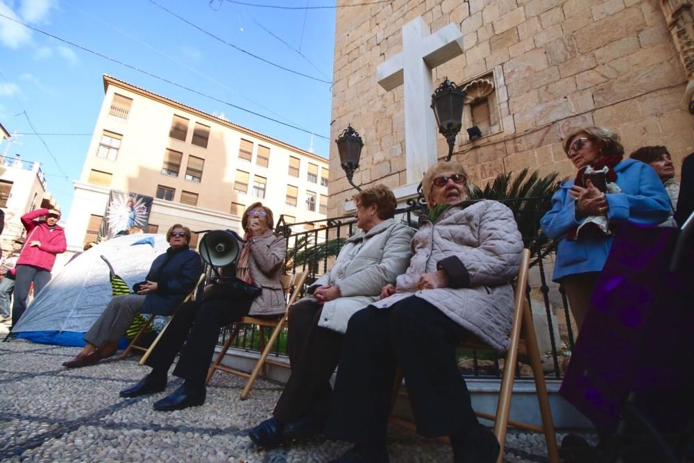 Grupos de vecinos intentan evitar las obras de retirada de la Cruz de los Caídos decidida por el Ayuntamiento para hacer cumplir la ley de Memoria Histórica