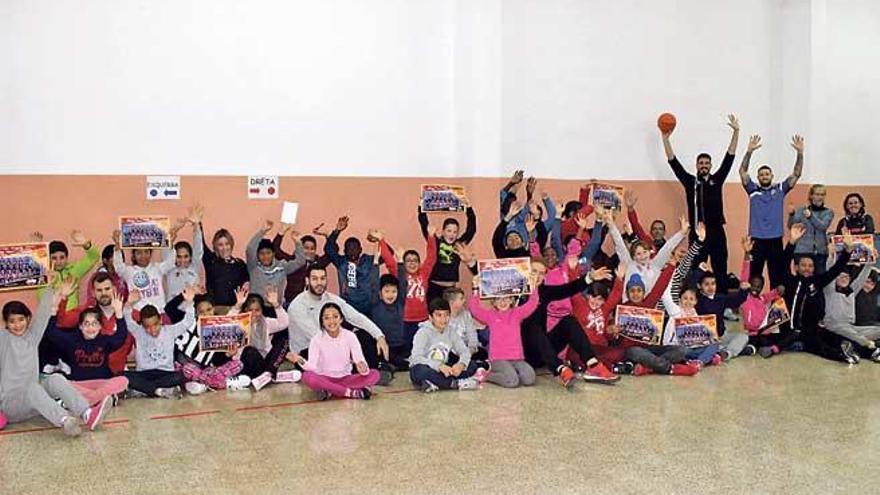 Jugadores y técnicos con los alumnos del Felip Bauçà.