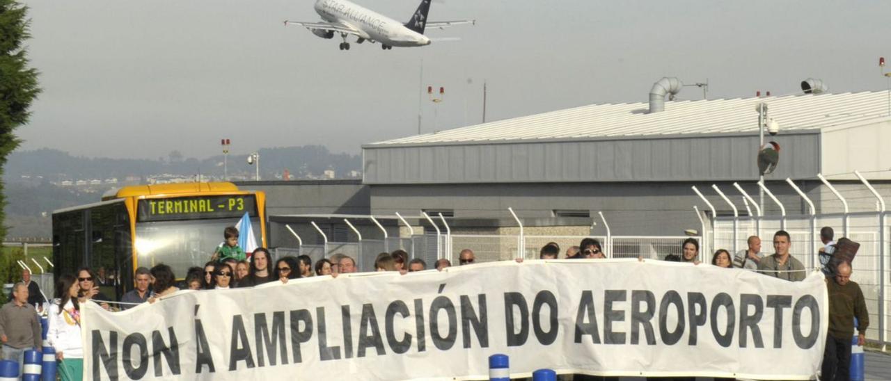 Protesta contra la ampliación de Alvedro, ya en 2010.