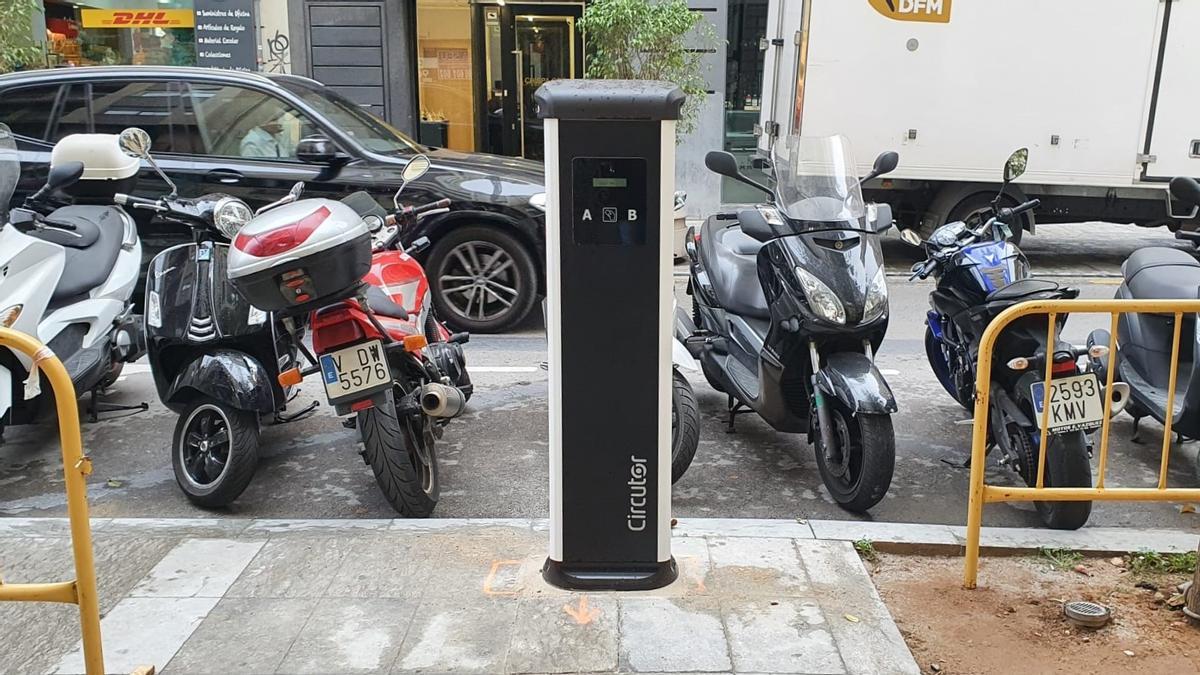 Detalle de uno de los cargadores eléctricos instalados hace meses en València.