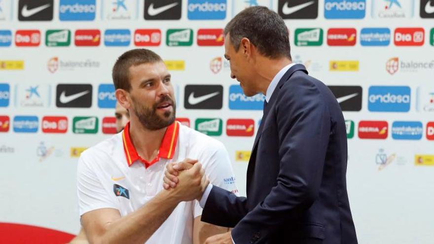 Sánchez saluda  a Marc Gasol en el acto de despedida.