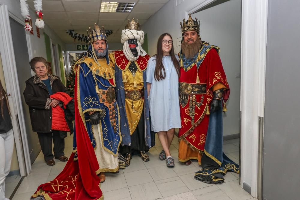 Los Reyes Magos visitan a niños y mayores en Alcoy