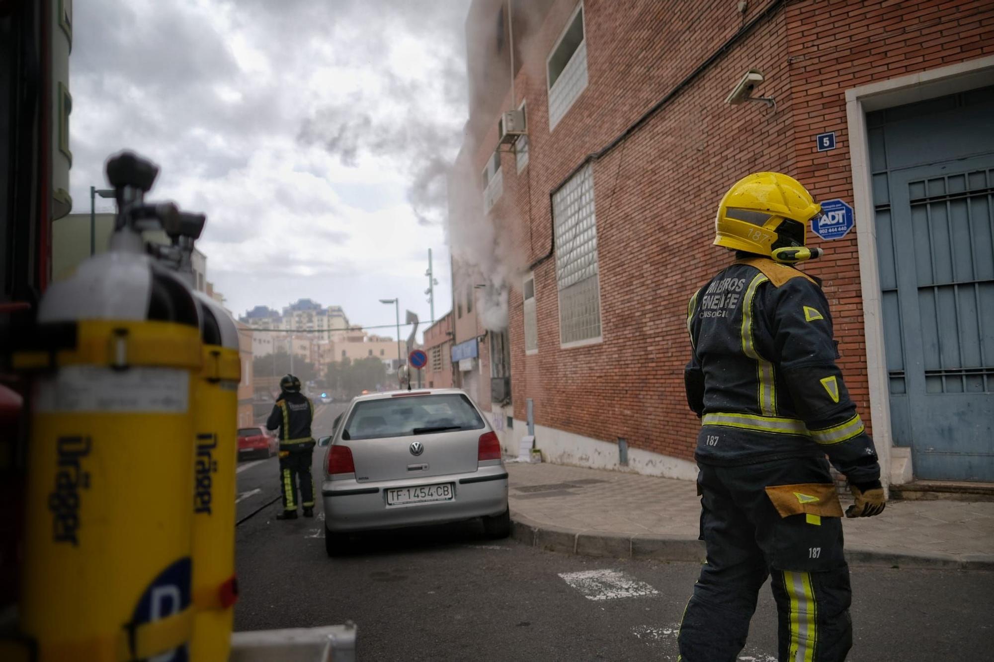 Voraz incendio en un edificio de la calle Salamanca de Santa Cruz de Tenerife