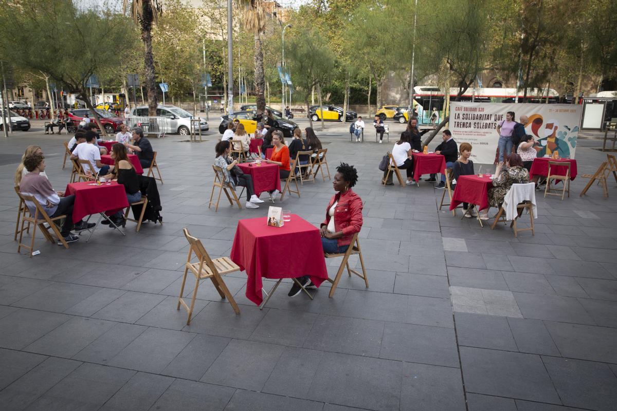 Campaña del Hospital Sant Joan de Dèu Cafè Solidari contra la soledad no deseada en la plaça Universitat de Barcelona