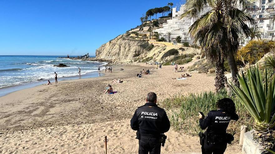 Un vertido en Cala Lanuza recibe (otra vez) a los turistas en El Campello