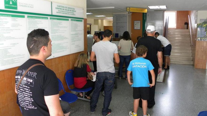 Usuarios del actual centro de salud nerjeño, ayer.