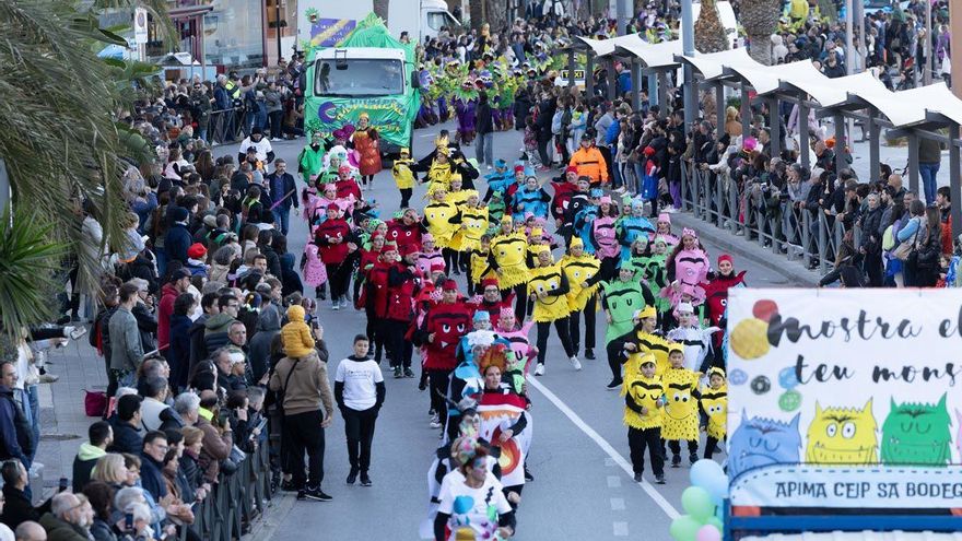 ¿Puedo llevar a mi hijo a hombros en la rúa de Carnaval de Ibiza? Estas son las recomendaciones de Protección Civil