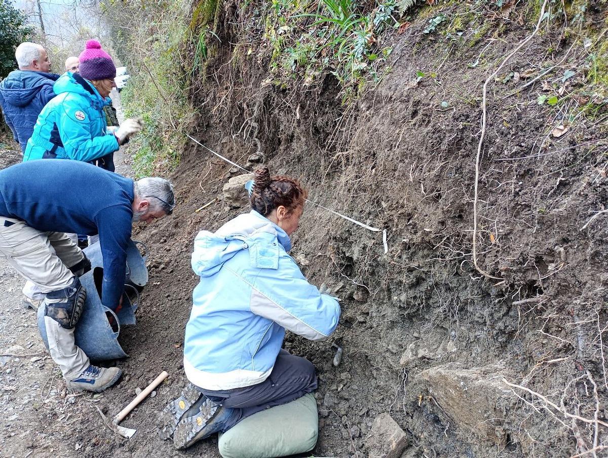 1.- Los investigadores, trabajando en uno de los cortes del castro del Castiel.lu de Tiós. 2.- Reproducción del busto de Pintaius. 3.- Vista del valle del Huerna desde el castro. 4.- Restos localizados en la excavación. 132