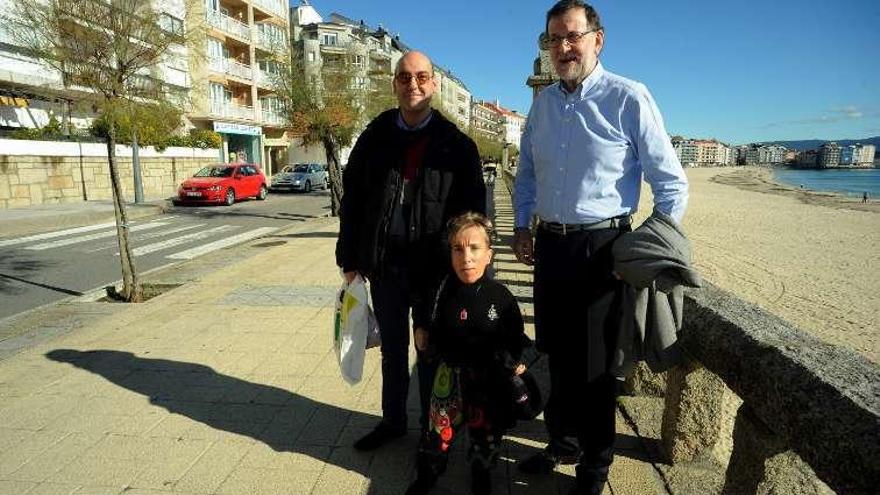 El presidente con María Jesús Maquieira y César Pérez. // Iñaki Abella