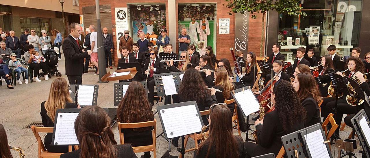 Una actuación de la Banda de Música de Vilagarcía en las fiestas de Santa Rita.  | // NOÉ PARGA