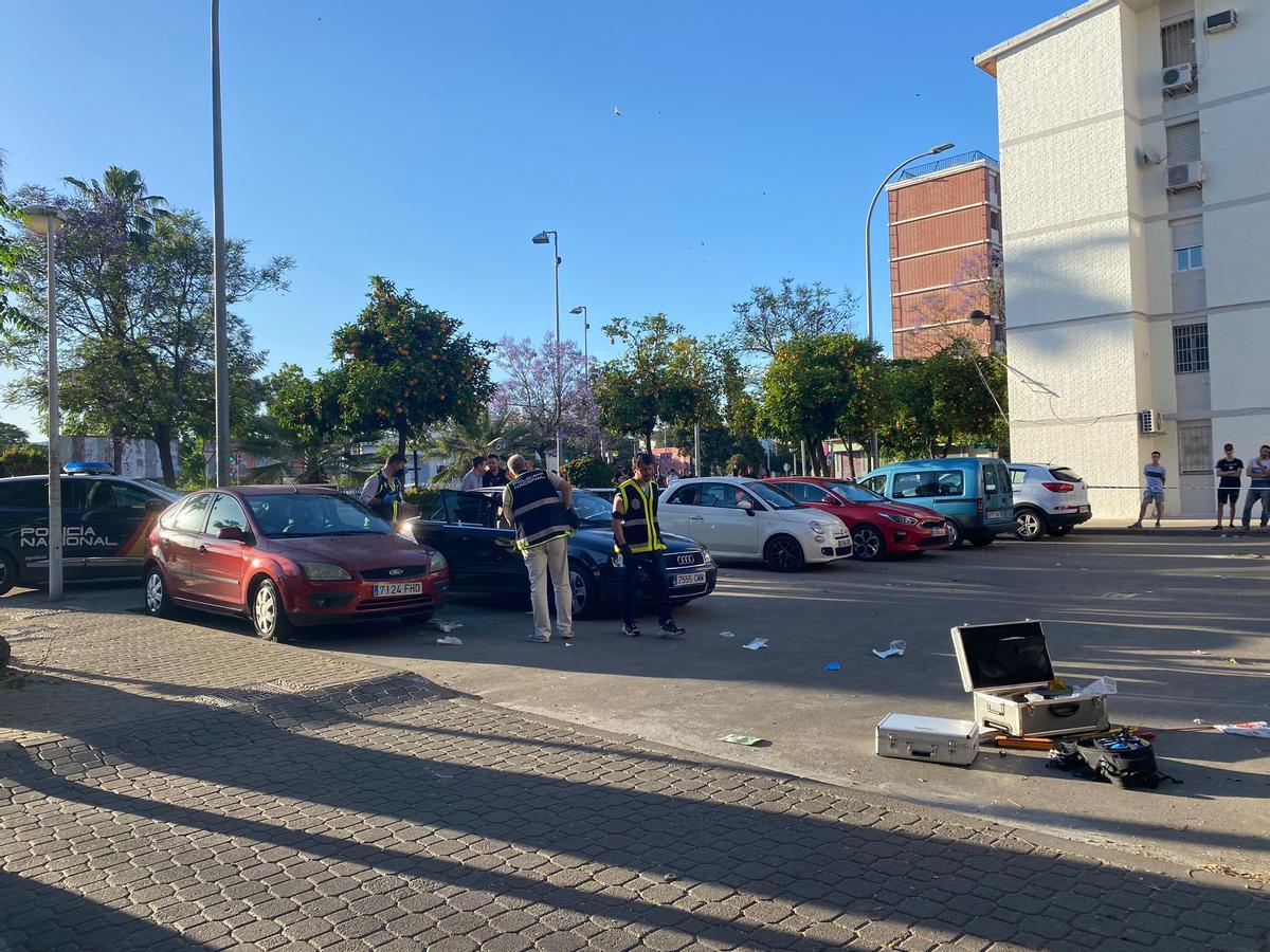 La Policía Nacional inspecciona el vehículo de las víctimas del tiroteo este sábado.