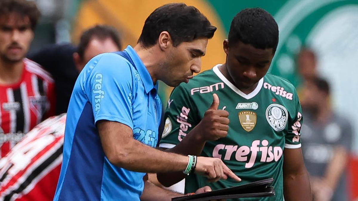 Endrick recibe instrucciones de Abel Ferreira, entrenador del Palmeiras