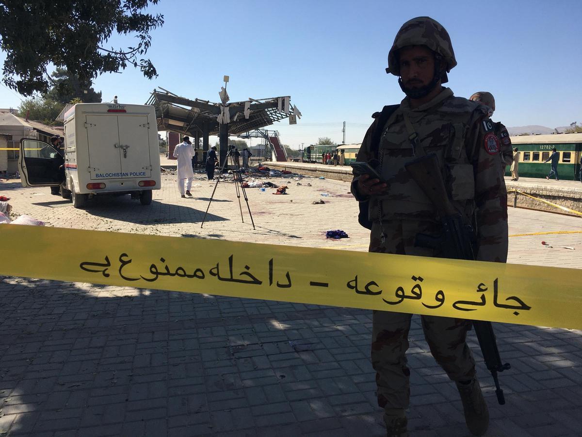 Elevan a 24 los muertos en un ataque suicida en una estación de tren de Pakistán