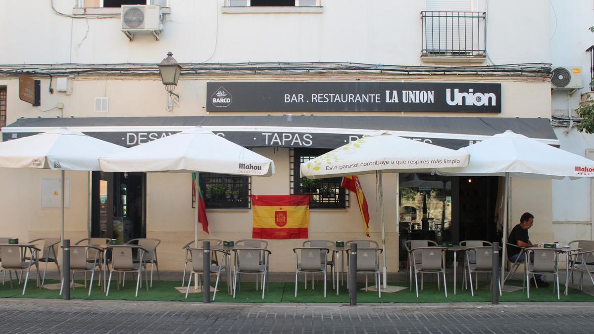 Una bandera de España decora la fachada del bar La Unión antes del España-Francia de esta noche.