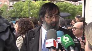 El juez Ricardo González, que emitió un polémico voto particular en la sentencia de ’La Manada’ pidiendo su absolución, se ha dejado ver hoy primera vez en una protesta de jueces a las puertas de la Audiencia Provincial de Navarra en defensa de una justicia ’independiente y de calidad’.