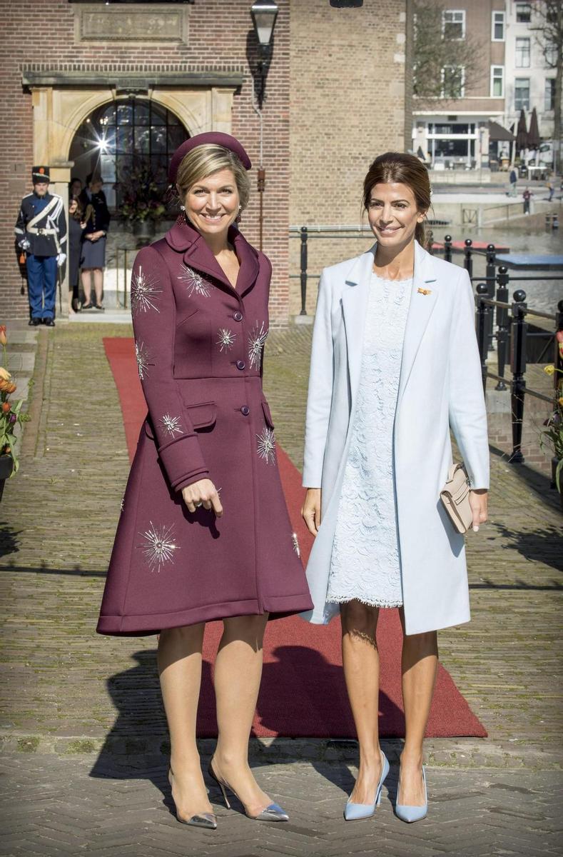 Duelo de estilo: Máxima de Holanda y Juliana Awada, looks monocolor