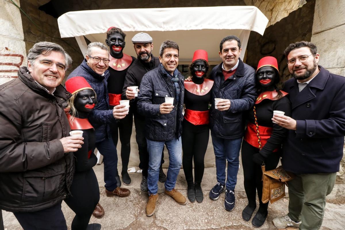 De izquierda a derecha, el portavoz del PP de Alcoy, Carlos Pastor, el presidente de la Diputación, Toni Pérez, el presidente de la Asociación Samarita, David Ponsoda, el presidente de la Generalitat, Carlos Mazón, el alcalde de Alcoy, Toni Francés y el vicealcalde, Àlex Cerraledo, junto a varios pajes.