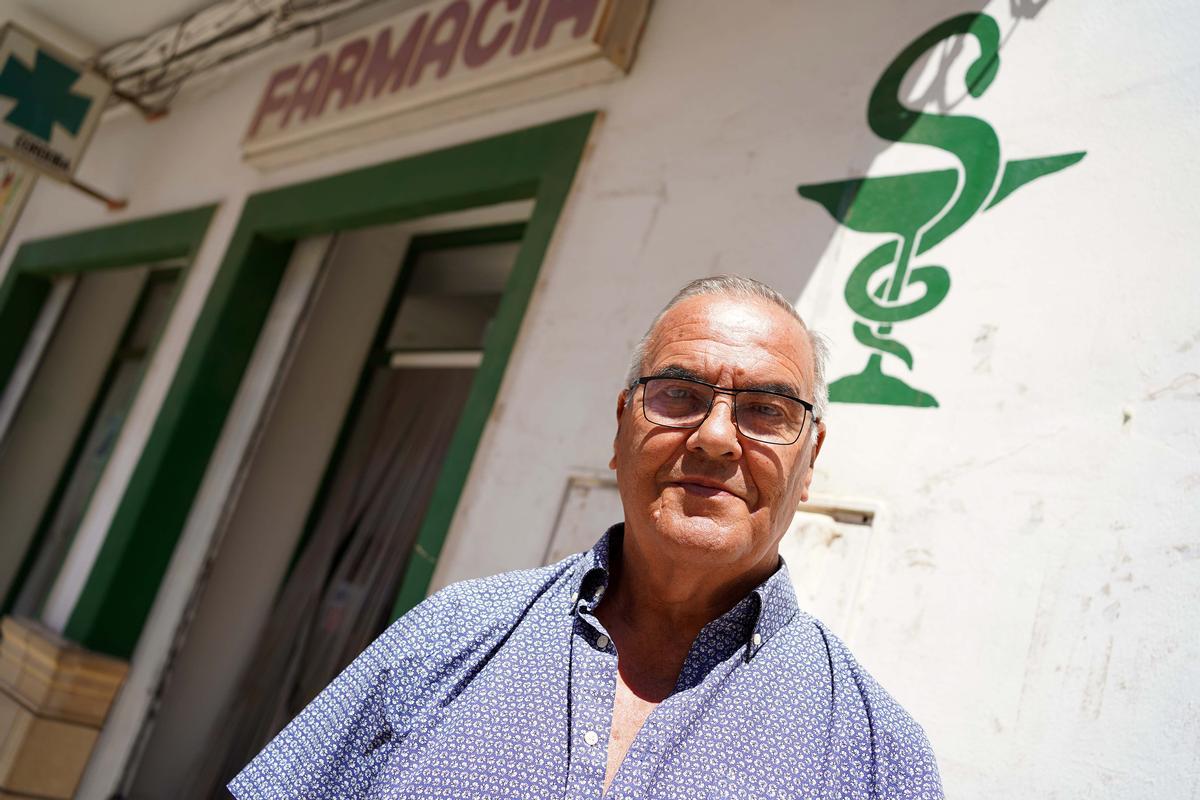 Emiliano Córdoba, farmacéutico jubilado, antiguo dueño de la farmacia donde María Dolores Torres realiza sus prácticas.
