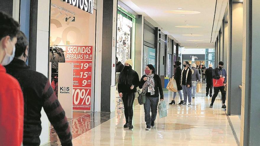 Clientes viendo tiendas del centro comercial Espacio Mediterráneo de Cartagena.