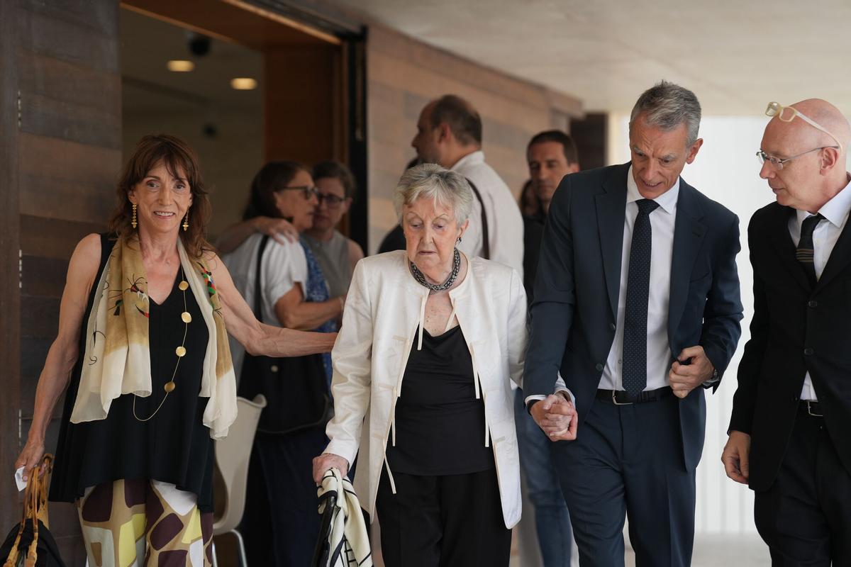 La viuda de Josep Vilarasau, Lola Mitjans, durante el funeral del expresidente de La Caixa Josep Vilarasau, en el Tanatori de Sant Gervasi, a 30 de julio de 2026, en Barcelona, Catalunya (España).