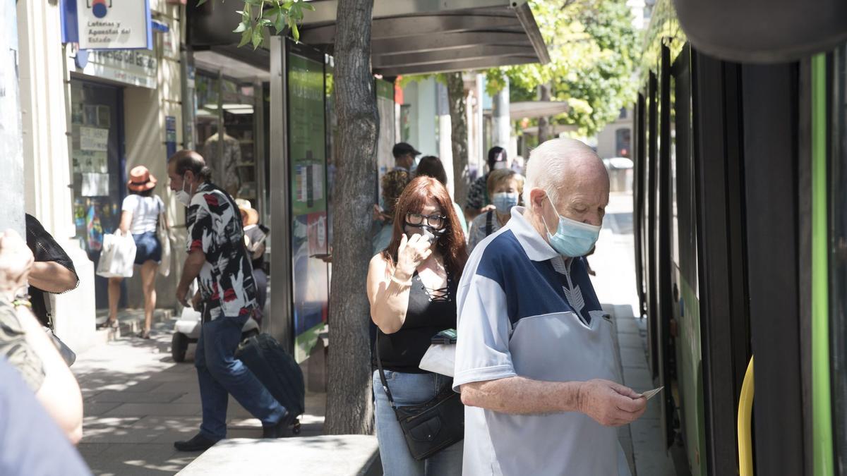 Usuaris d&#039;un autobús de Manresa porten la mascareta posada