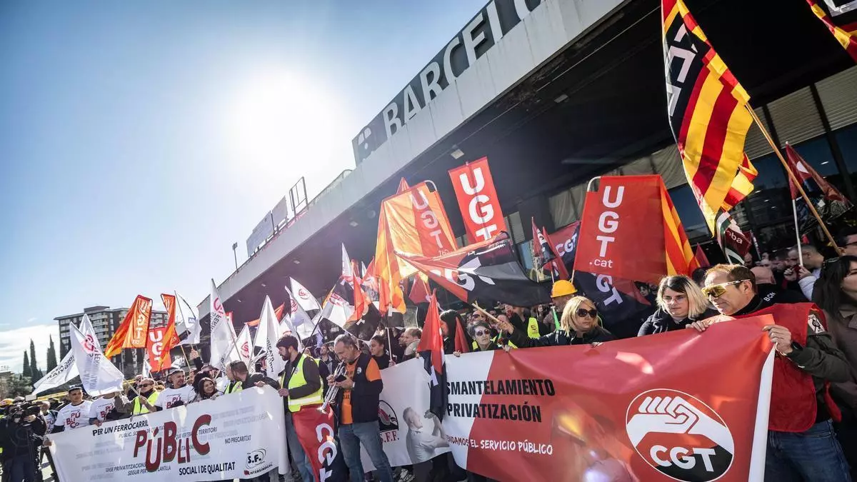 Los sindicatos ferroviarios desconvocan la huelga a partir de mañana tras llegar a un acuerdo con Transportes