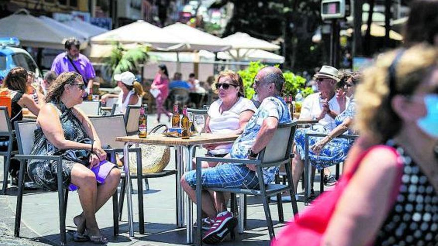 Turistas en una terraza en el Puerto de la Cruz, al norte de Tenerife. | | CARSTEN W. LAURITSEN