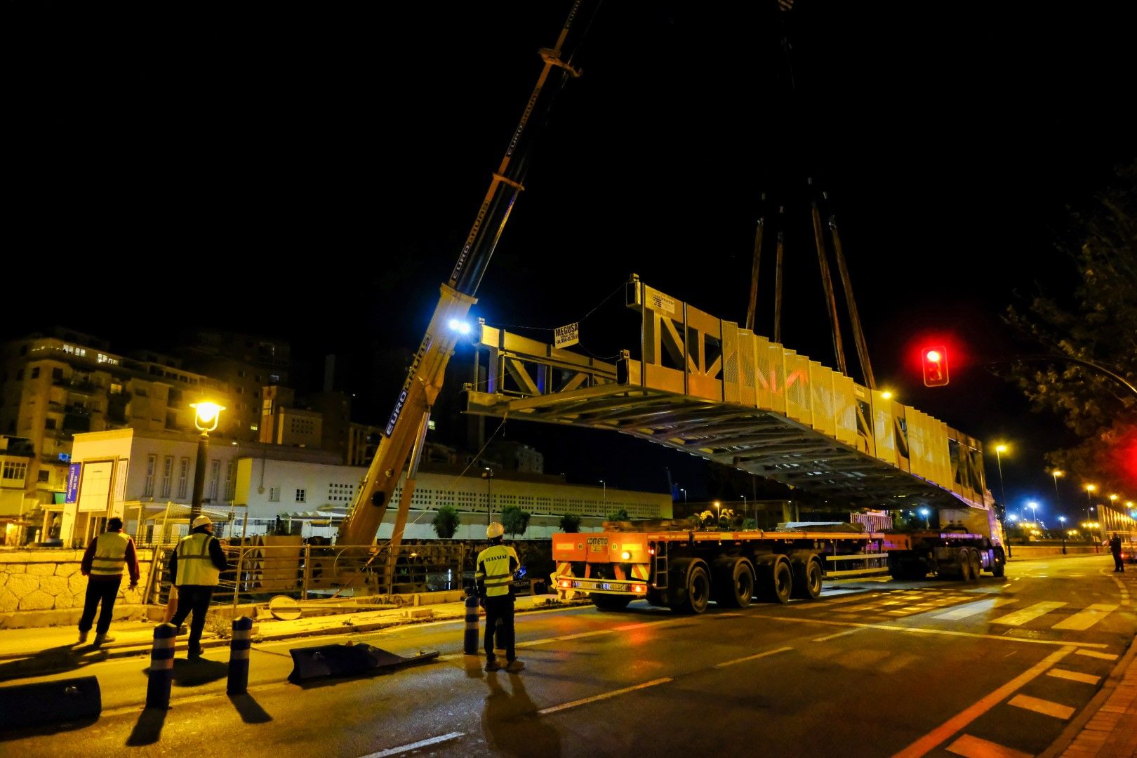Así ha llegado el nuevo puente del CAC a Málaga