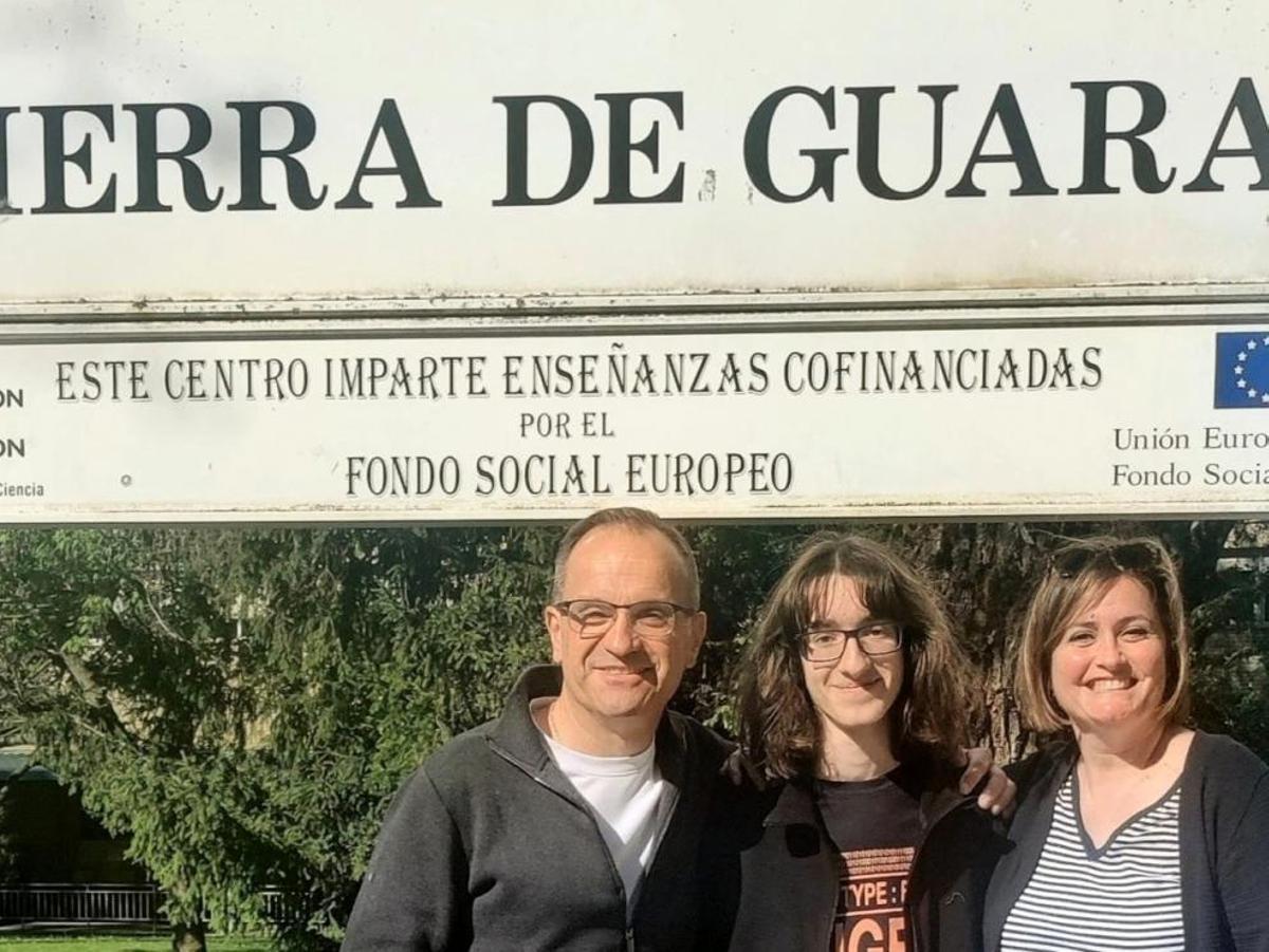 El alumno premiado, en el centro, cursa 3º de la ESO en el IES Sierra de Guara de Huesca