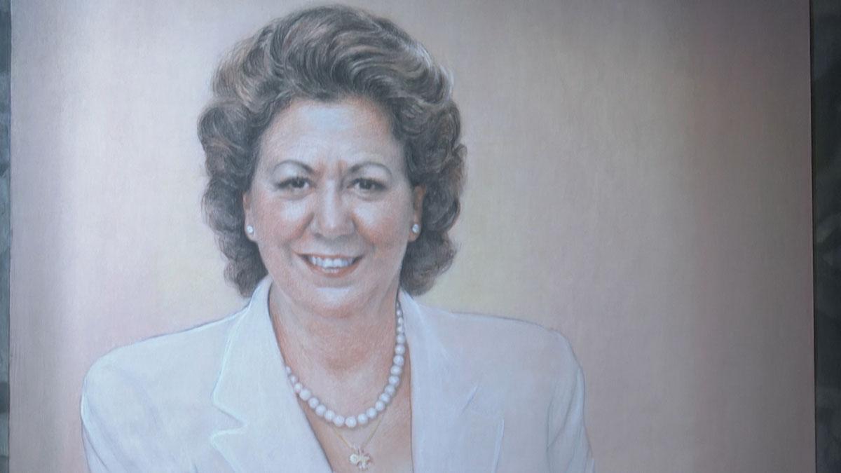 El retrato de Rita Barberá ya luce en el Ayuntamiento de Valencia