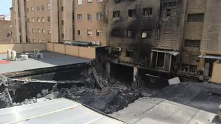Gran parte de los vecinos de las fincas afectadas por el incendio de Tedi no han podido volver a sus casas un mes después