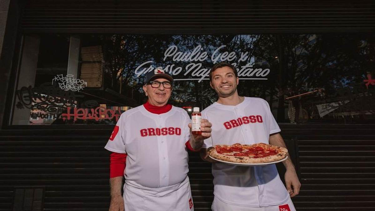El 'pizzaiolo' neoyorquino Paulie Gee y el italiano Fabri Polacco, de Grosso Napoletano, con la pizza de edición limitada que ha hecho el primero para la cadena de pizzerías española.
