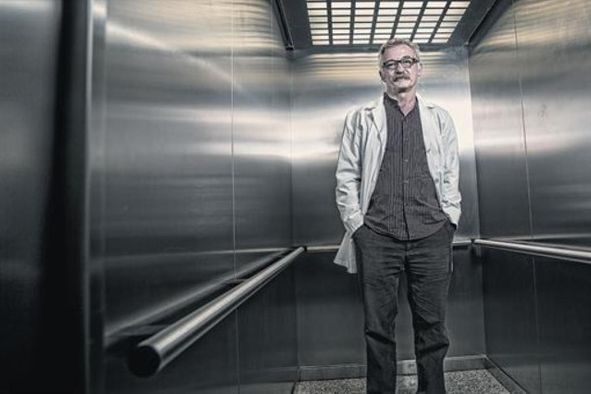 El doctor Jaume Morató, al CAP Raval Sud, on dirigeix un equip de 18 metges i 18 infermeres. El doctor Jaume Morató, al CAP Raval Sud, on dirigeix un equip de 18 metges i 18 infermeres.