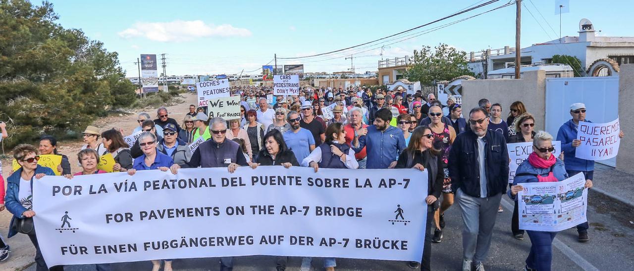 Manifestación en 2018 para reclamar el puente peatonal sobre la AP-7 en Orihuela Costa